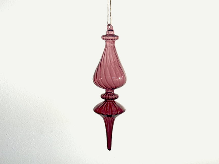 Roter Glaszapfen als Fensterdekoration oder auf den Christbaum