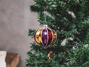 Christbaumschmuck in Form einer bunten Glaskugel